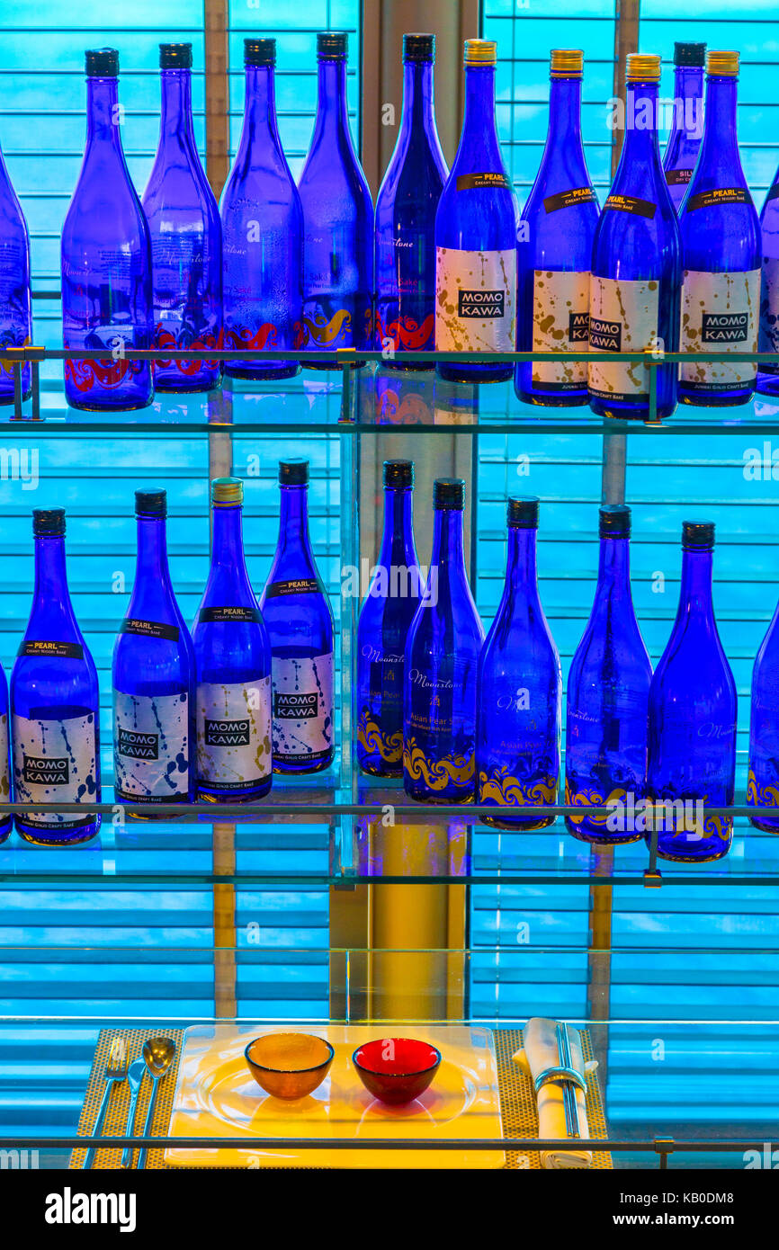 Bottiglie di Sake sul display a bordo di una nave da crociera's Bar. Per solo uso editoriale. Foto Stock