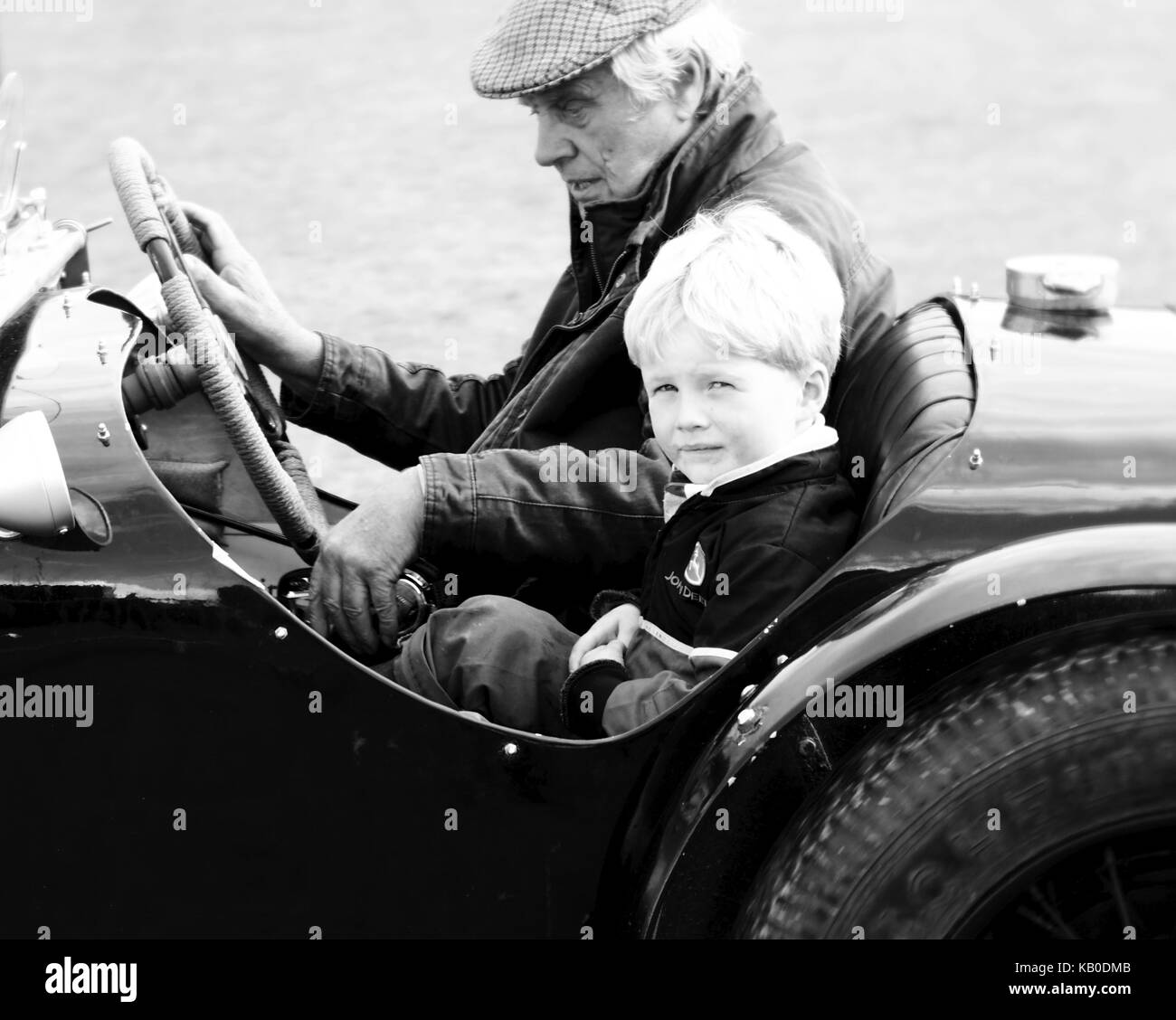 Vecchio e nipote in auto classica a Kop Hill Salita Foto Stock