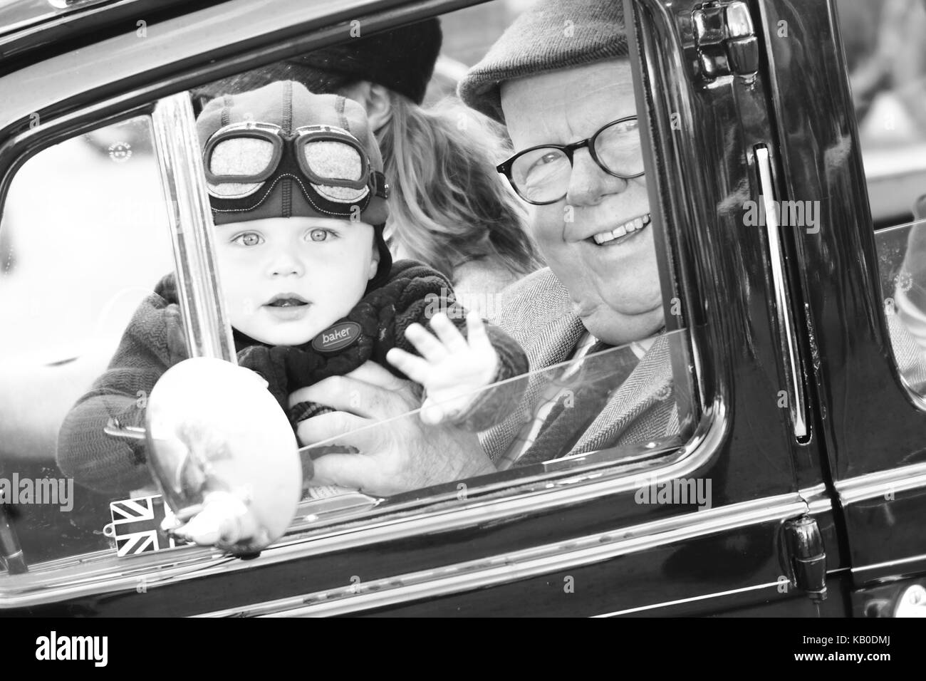 Nonno e ragazzo in auto classica a Kop Hill Salita Foto Stock