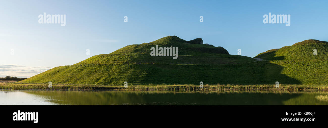 Prese a northumberlandia a cramlington, Regno Unito Northumberland. che mostra la più grande scultura di rilievi nel mondo che si riflette in un lago. Foto Stock