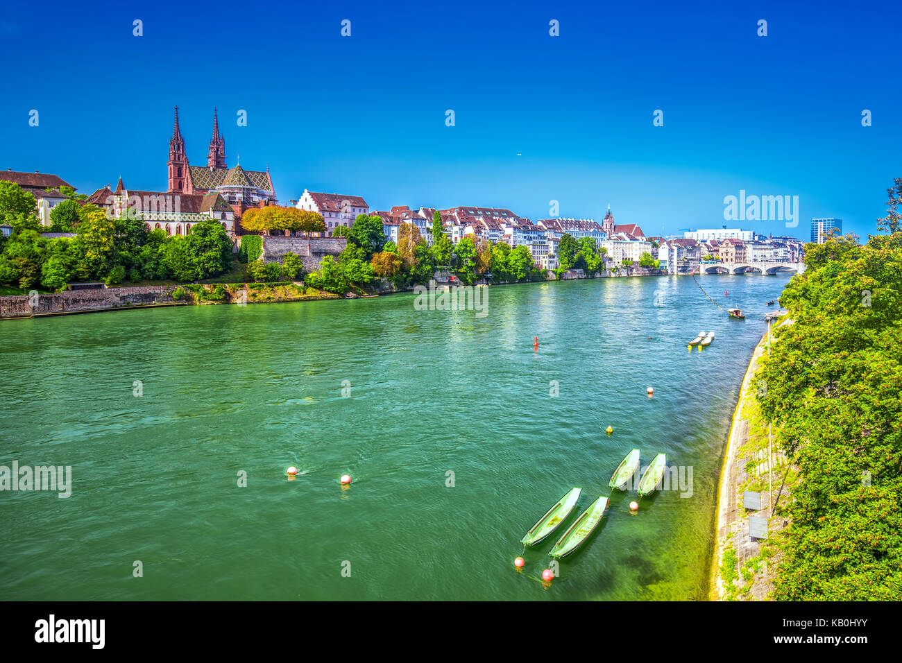 Centro storico di Basilea con munster cattedrale e al fiume Reno, Svizzera, Europa. Basilea è una città in Svizzera nordoccidentale sul fiume rhi Foto Stock