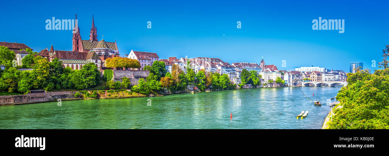 Centro storico di Basilea con munster cattedrale e al fiume Reno, Svizzera, Europa. Basilea è una città in Svizzera nordoccidentale sul fiume rhi Foto Stock