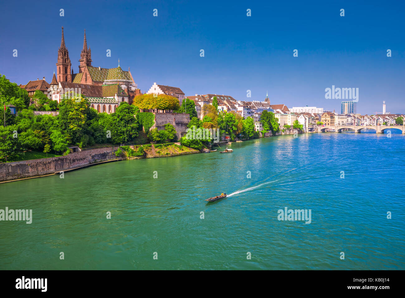 Centro storico di Basilea con munster cattedrale e al fiume Reno, Svizzera, Europa. Basilea è una città in Svizzera nordoccidentale sul fiume rhi Foto Stock