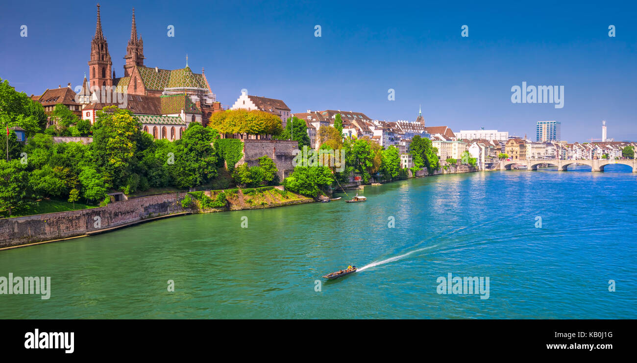 Centro storico di Basilea con munster cattedrale e al fiume Reno, Svizzera, Europa. Basilea è una città in Svizzera nordoccidentale sul fiume rhi Foto Stock