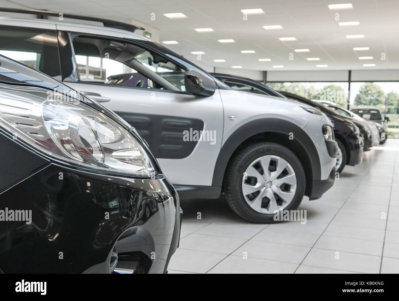 Automobili per la vendita in uno showroom Foto Stock