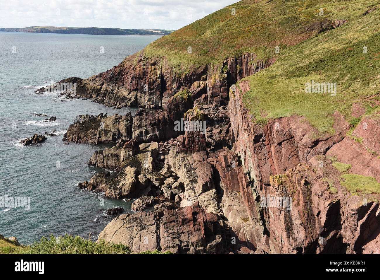 Costa rocce vicino Manorbier in Pembrokeshire, West Wales, Regno Unito Foto Stock