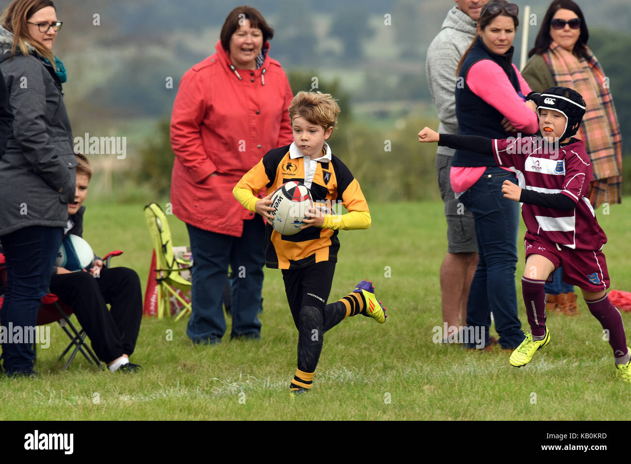 Ragazzi che giocano junior rugby Gran Bretagna bambini bambini bambini bambini sport genitori guardare sano attività sportive ragazzi sport Foto Stock