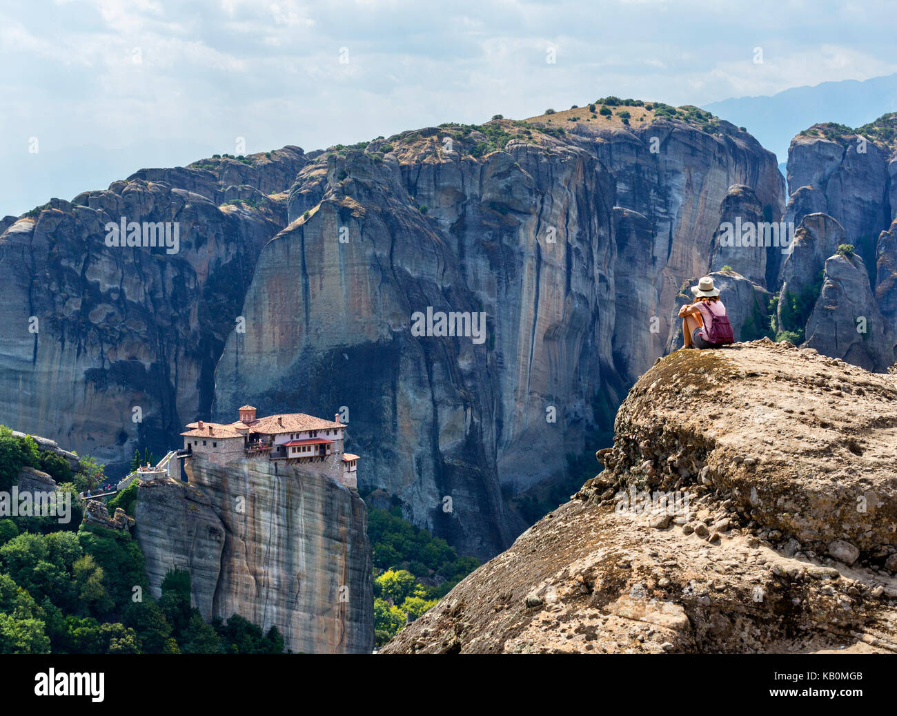Per turisti in cerca presso il Convento di Roussanou, Meteora dei monasteri di Kalambaka, Grecia Foto Stock