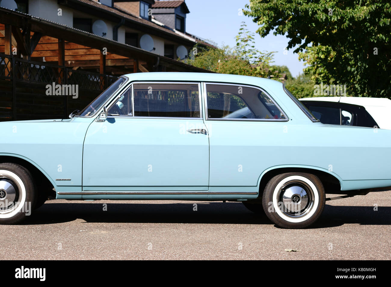Mainz, Germania - 29 agosto 2017: la vista laterale di un vecchio vintage vettura Opel record in un parcheggio su agosto 29, 2017 a Mainz. Foto Stock