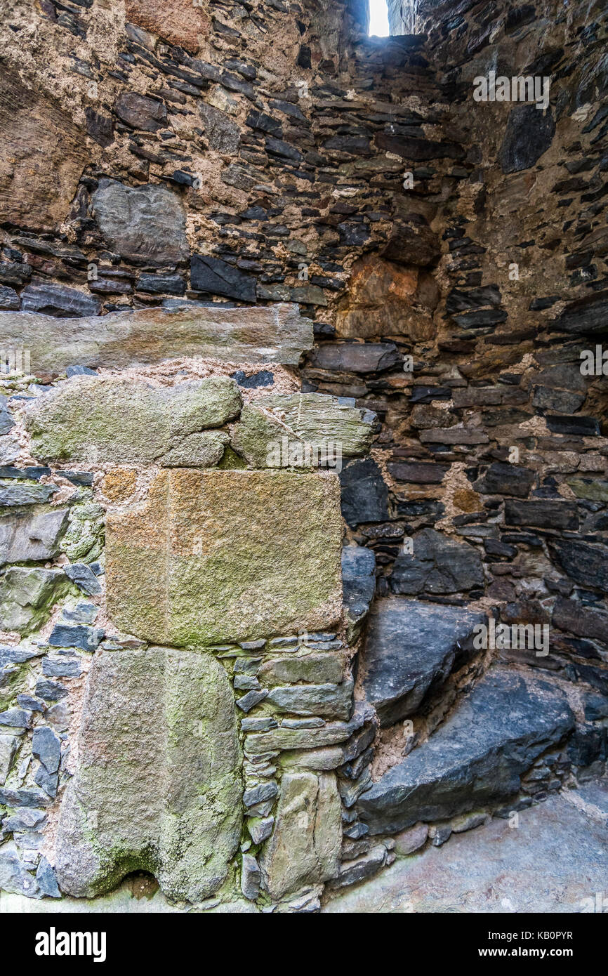 Castello di detonazione, Ballater, aberdeenshire, 14 agosto 2016. un colpo di una delle pareti interne in la rovina del castello di detonazione, con la scalinata che sale la parete Foto Stock