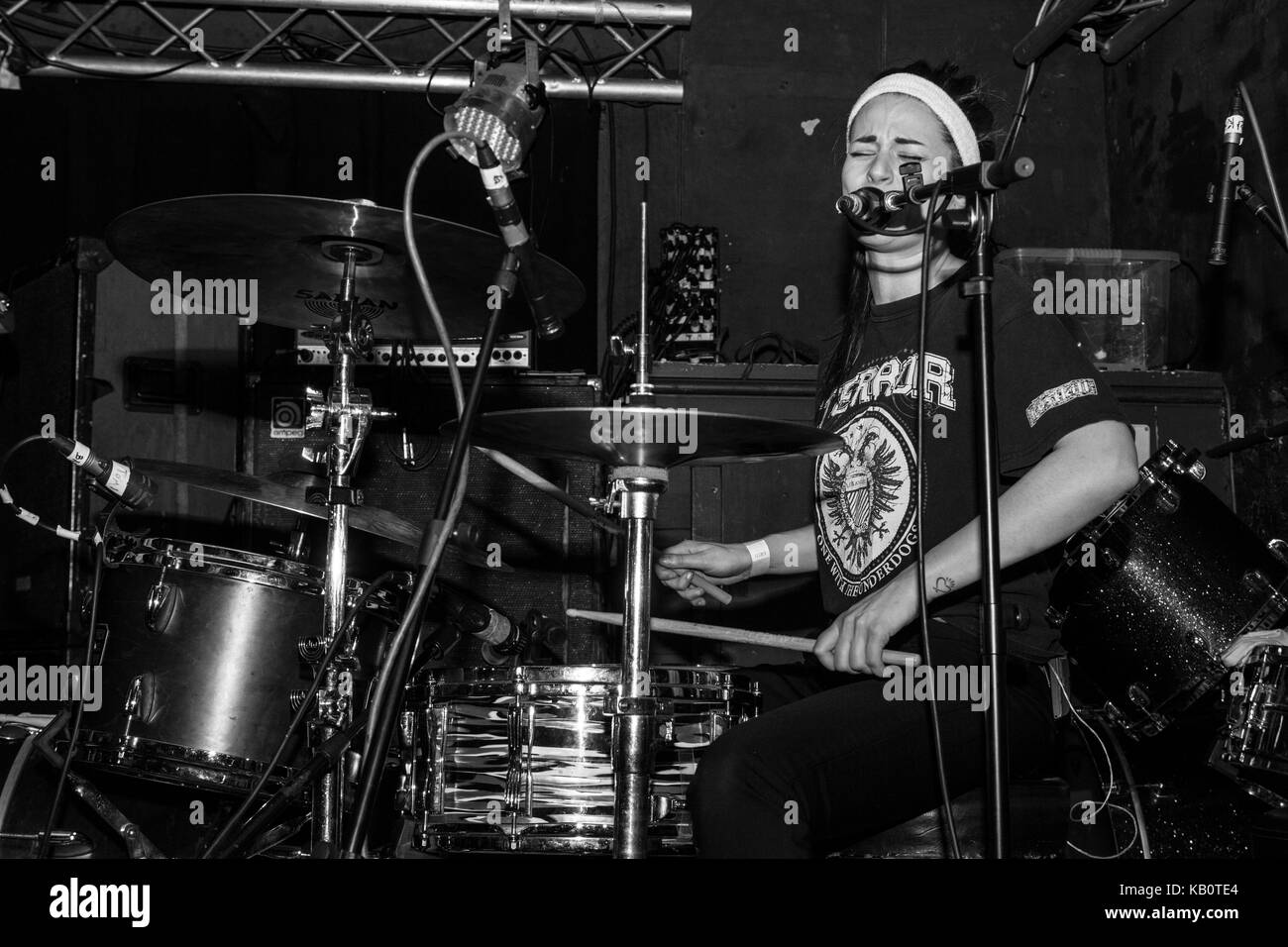 Batterista femmina del Belgio bruto band suonare dal vivo a Bristol, Regno Unito. Foto Stock