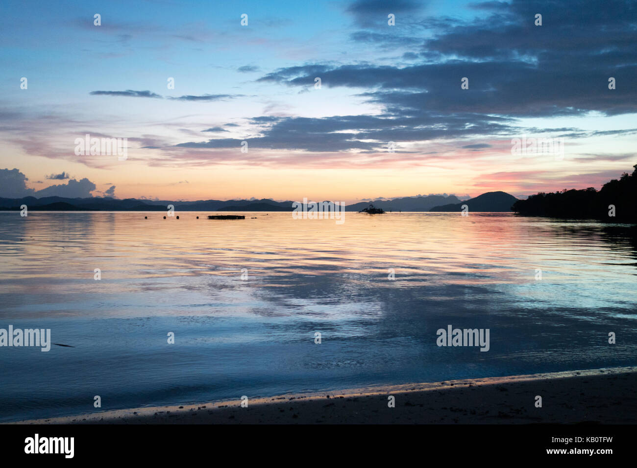 Filippine il tramonto visto da sud Malbinchilao Isola, PALAWAN FILIPPINE, Asia Foto Stock