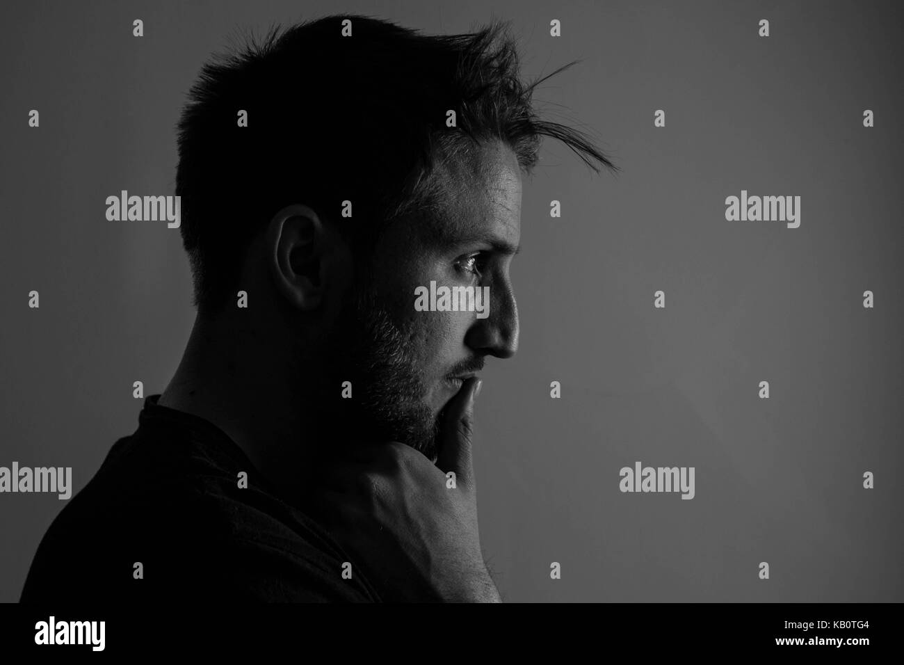 Chiudere fino in bianco e nero studio Ritratto di giovane uomo bello Foto Stock