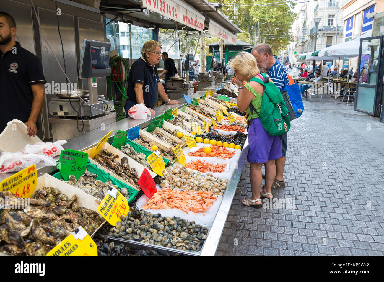 Una coppia più anziana che guarda un mercato di pesce e frutti di mare a Marsiglia, Francia Foto Stock