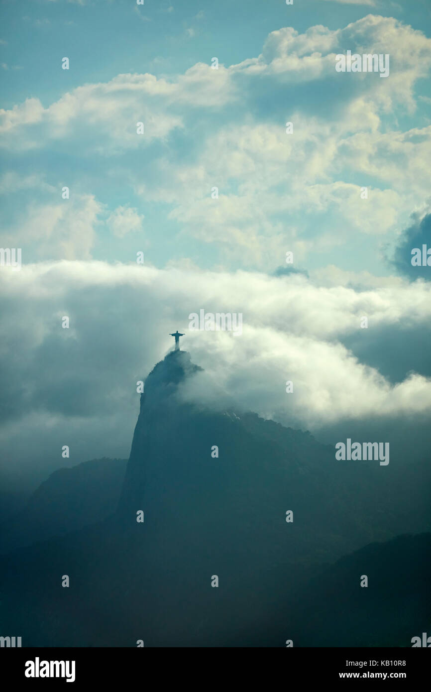 Cristo Redentore nelle nuvole in cima a Corcovado, visto dal Nitreoi City Park, Nitreoi, Rio de Janeiro, Brasile, Sud America Foto Stock