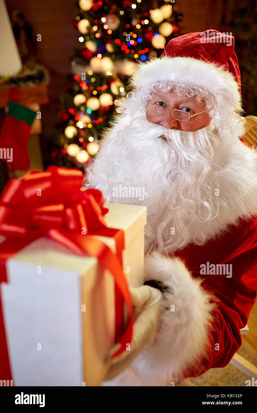 Babbo Natale dando dono per voi per natale Foto Stock