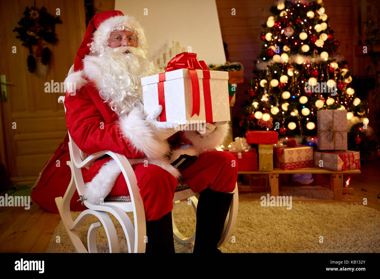 Babbo Natale con grande box con il dono di armi Foto Stock