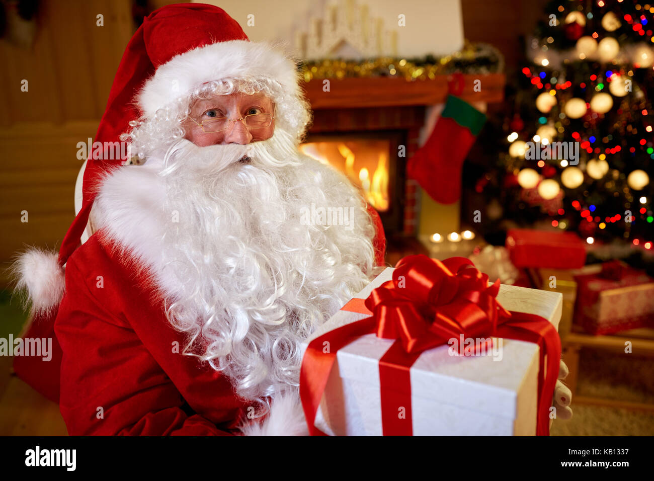 Ritratto di Babbo Natale con regalo per te per natale Foto Stock