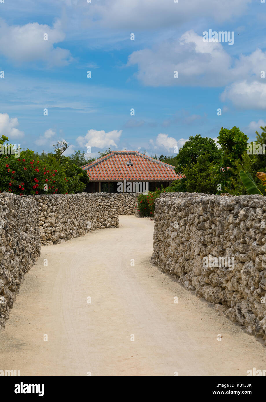 Vicolo di sabbia in hoshinoya hotel, isole yaeyama, Isola di Taketomi, Giappone Foto Stock