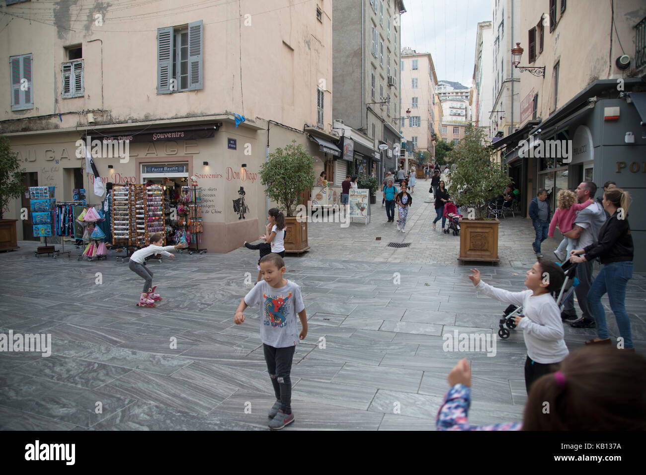 Bambini che giocano in strada il 16 settembre 2017 a Bastia, Corsica,  Francia. bastia è un comune francese in haute-corse dipartimento della  Francia situato nel nord-est dell'isola di Corsica alla base del