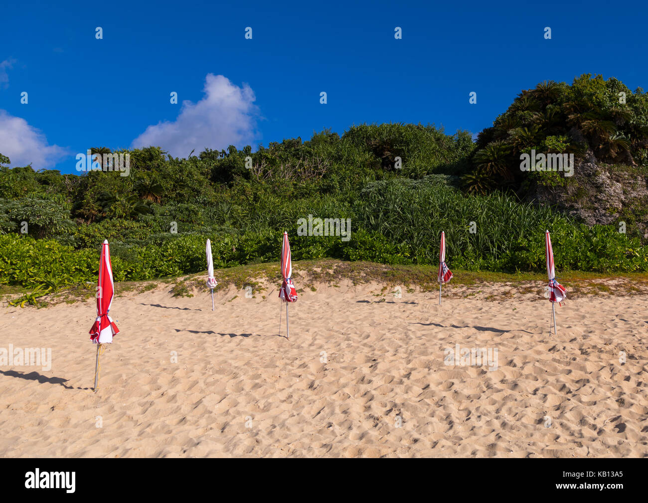 Ombrellone in spiaggia al tramonto, isole yaeyama, ishigaki, Giappone Foto Stock