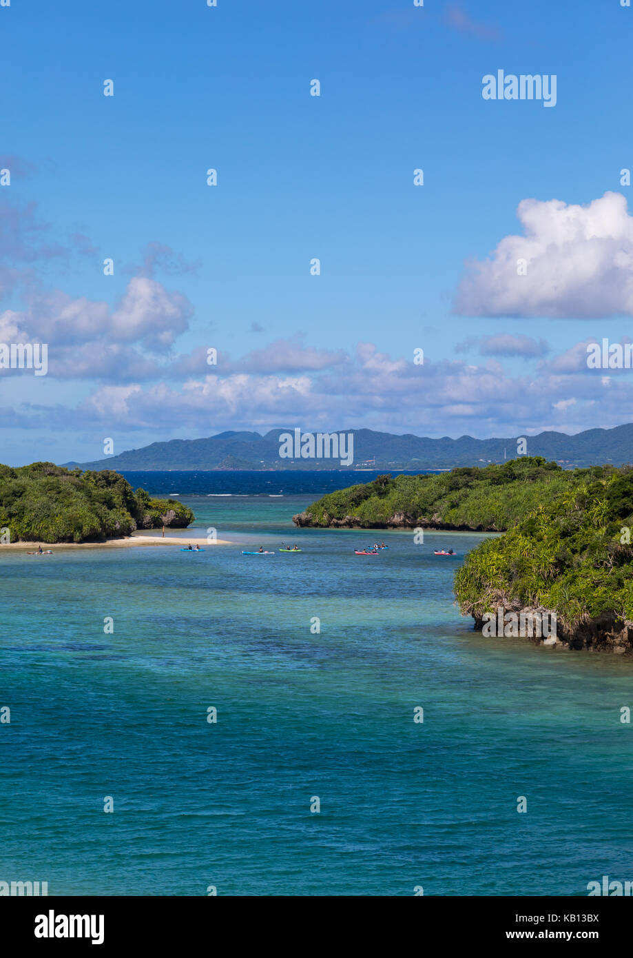 Laguna tropicale con chiare acque blu circondato da lussureggiante vegetazione nella baia di kabira, isole yaeyama, ishigaki, Giappone Foto Stock