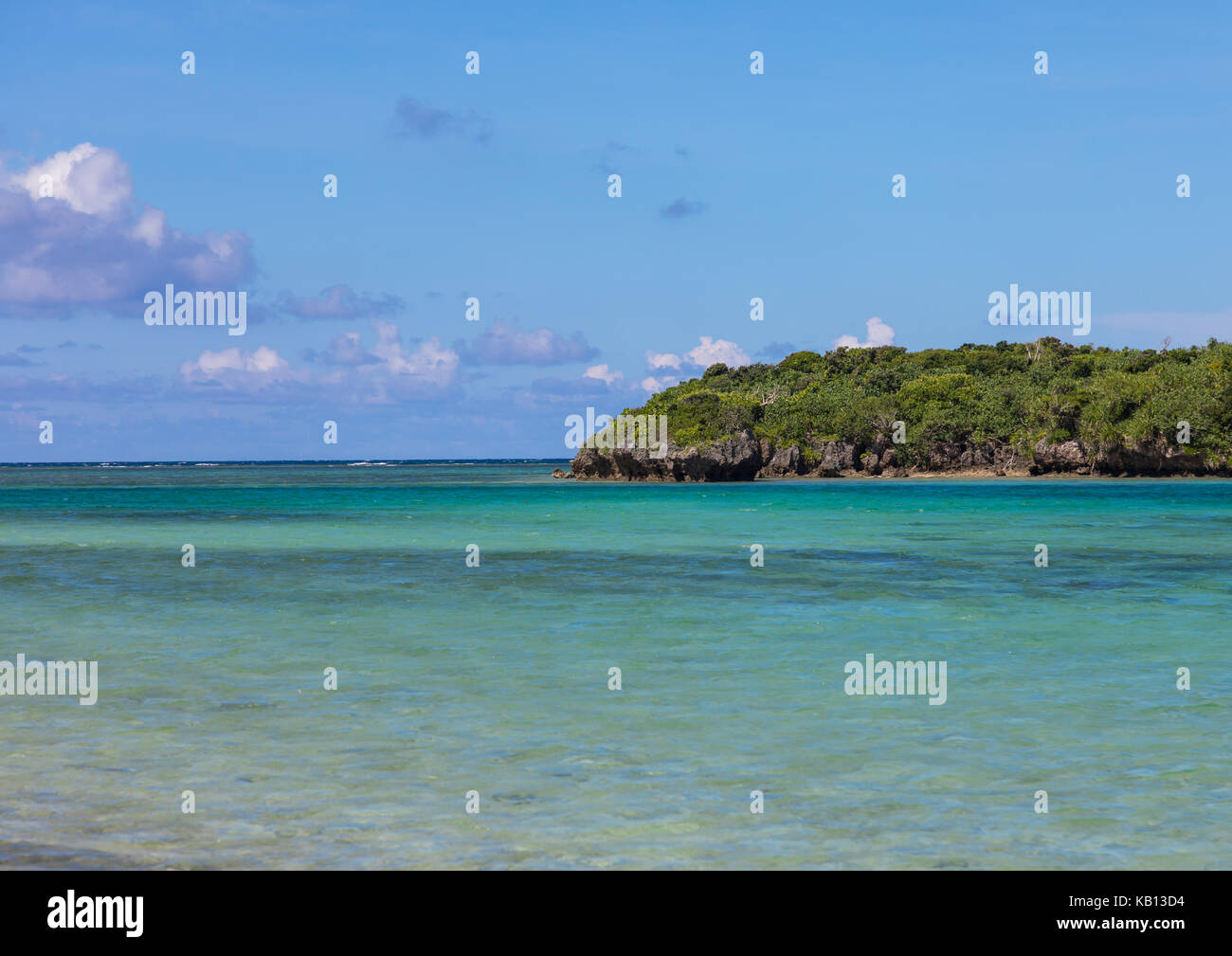 Laguna tropicale con chiare acque blu circondato da lussureggiante vegetazione nella baia di kabira, isole yaeyama, ishigaki, Giappone Foto Stock