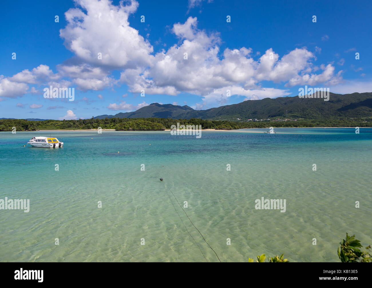 Barche con fondo di vetro nella laguna tropicale spiaggia con acque blu cristallo nella baia di kabira, isole yaeyama, ishigaki, Giappone Foto Stock