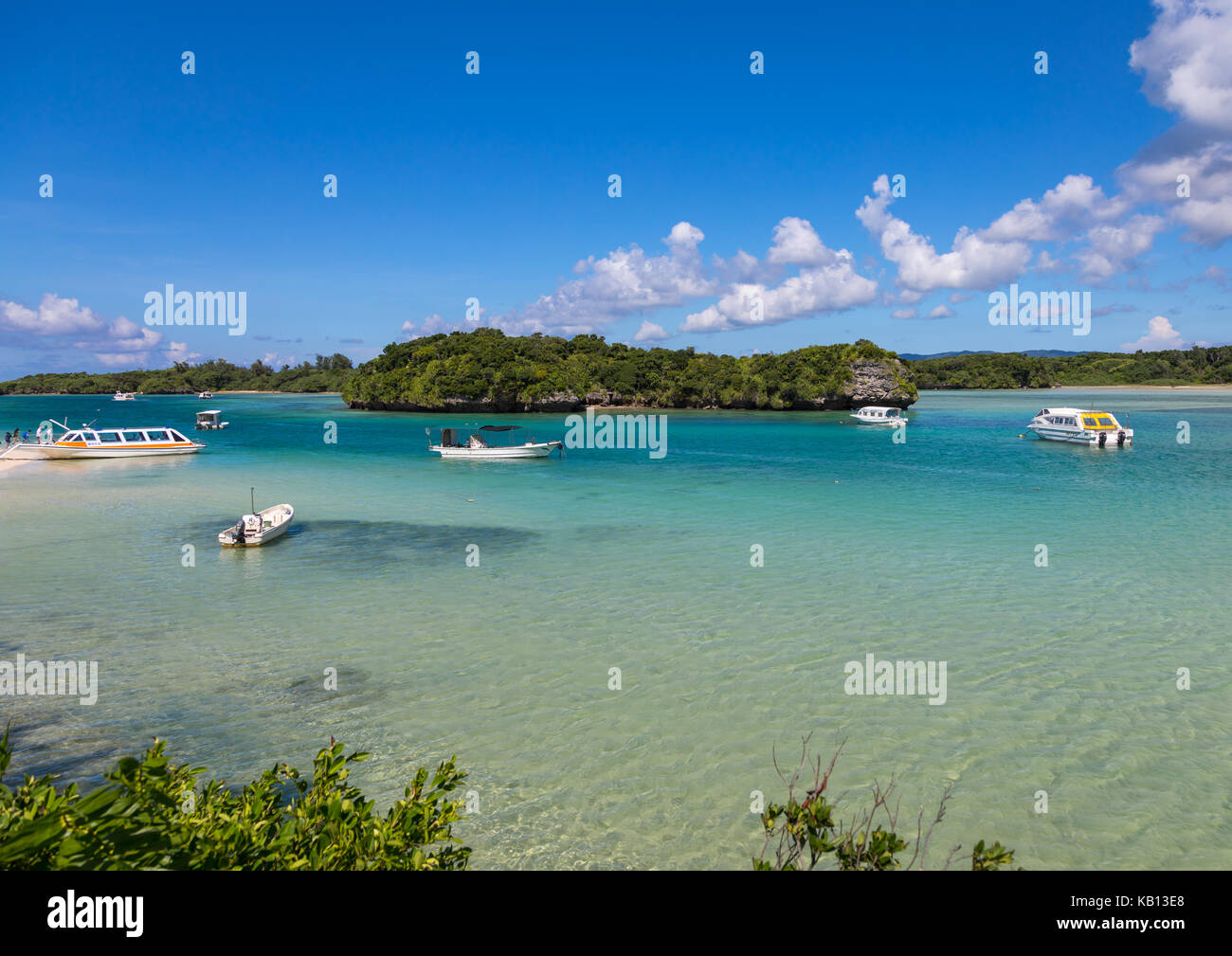 Barche con fondo di vetro nella laguna tropicale spiaggia con acque cristalline e la sabbia bianca nella baia di kabira, isole yaeyama, ishigaki, Giappone Foto Stock