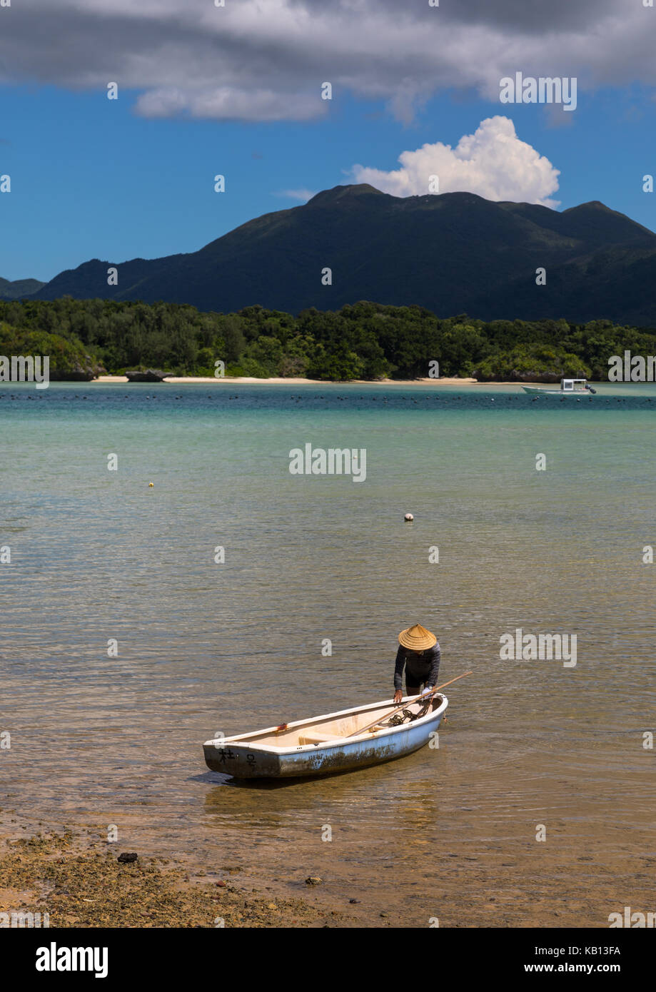 Pescatore giapponese nella laguna tropicale con chiare acque blu nella baia di kabira, isole yaeyama, ishigaki, Giappone Foto Stock