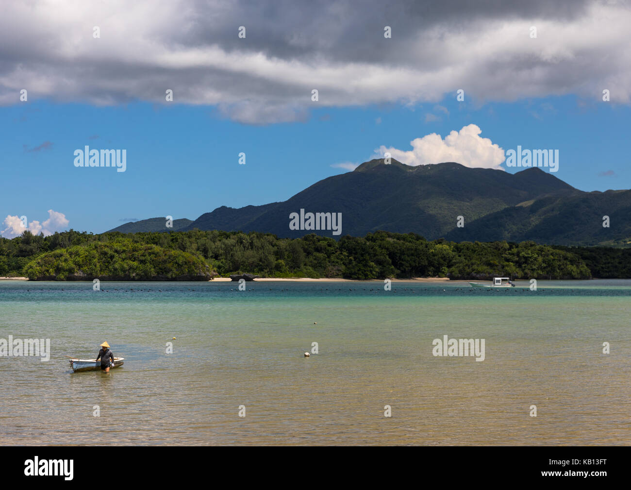 Pescatore giapponese nella laguna tropicale con chiare acque blu nella baia di kabira, isole yaeyama, ishigaki, Giappone Foto Stock