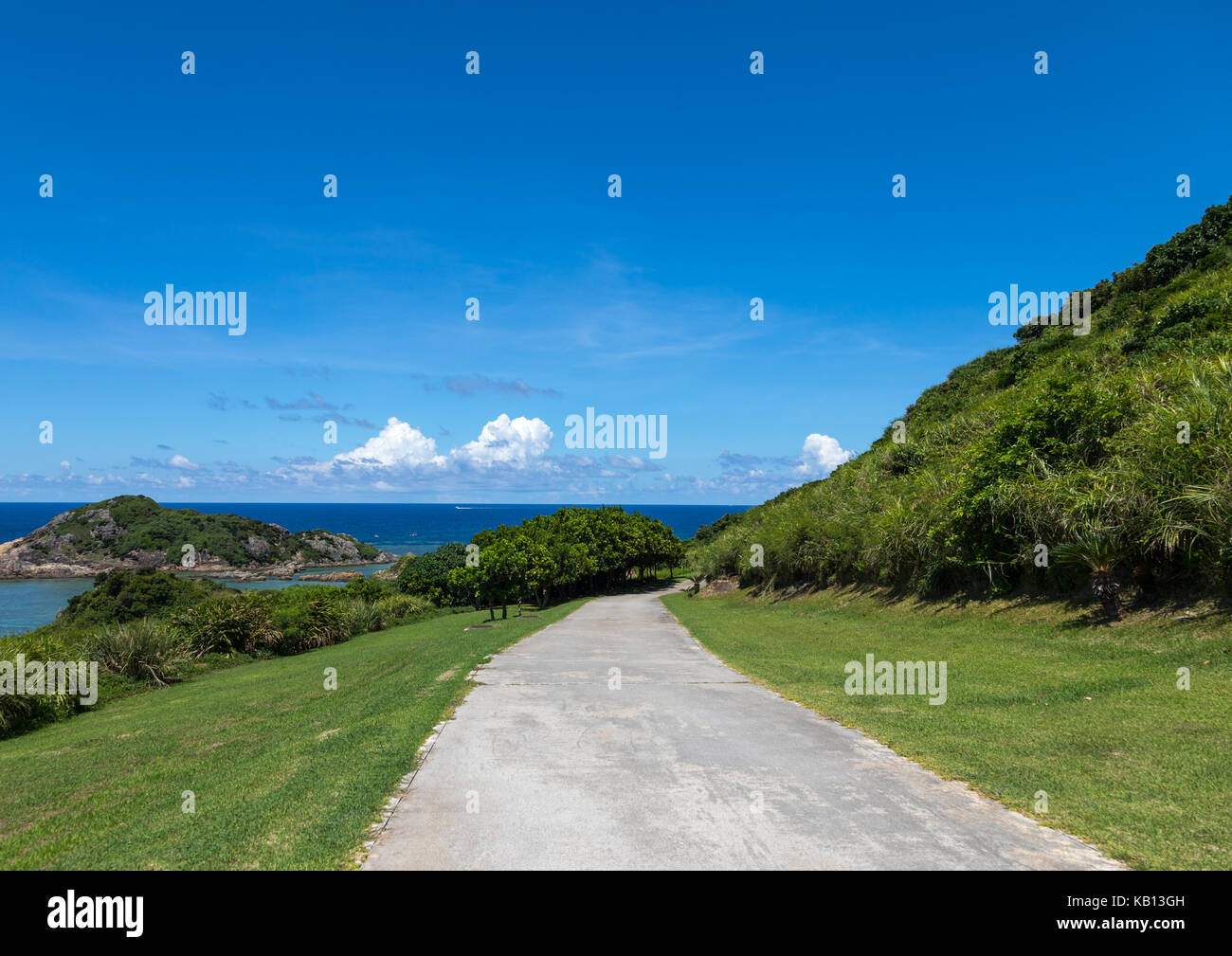 Bella strada lungo la costa e le isole yaeyama, ishigaki, Giappone Foto Stock