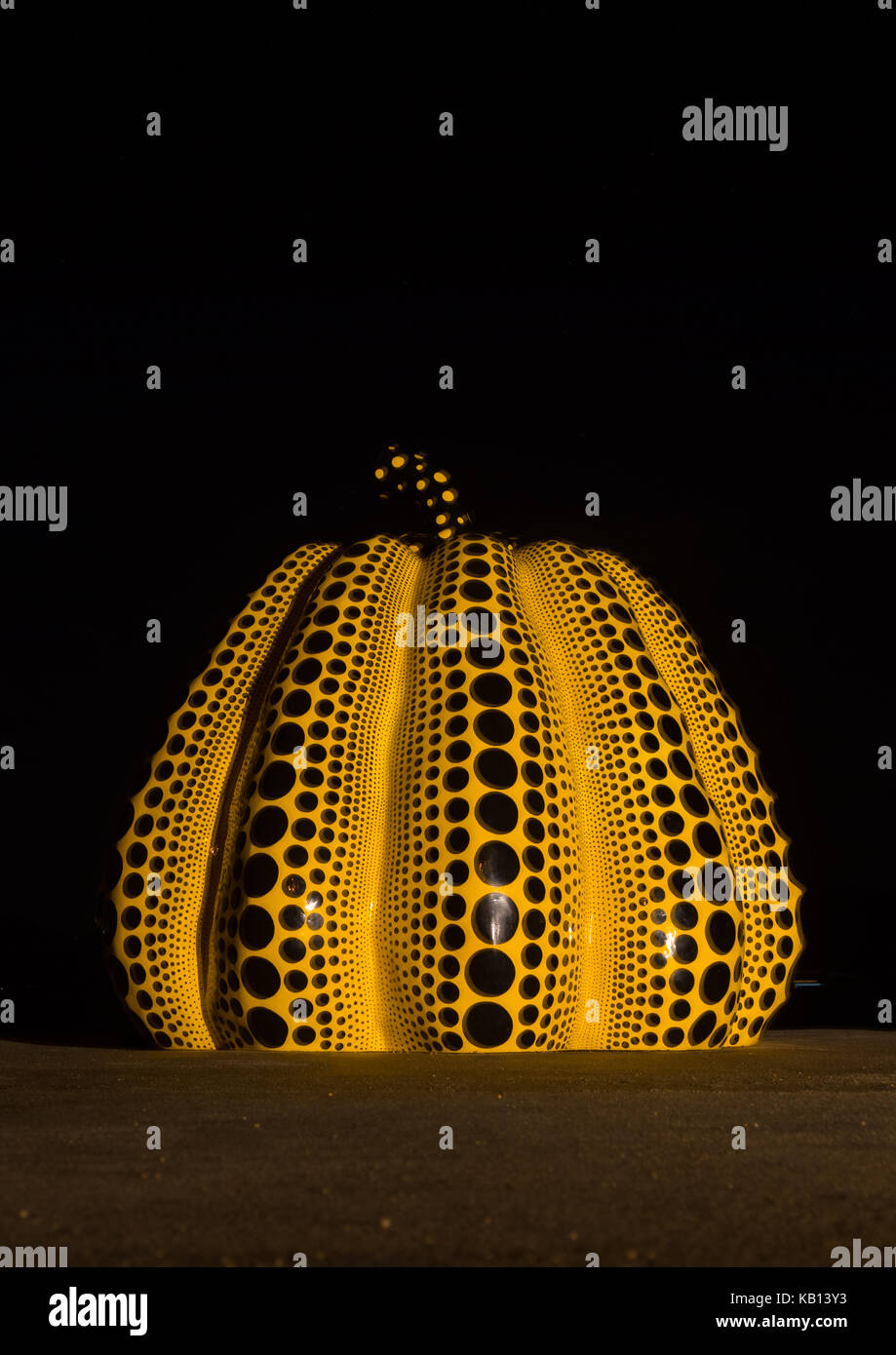 Zucca gialla da Yayoi Kusama sul molo di notte, seto Inland Sea, naoshima, Giappone Foto Stock