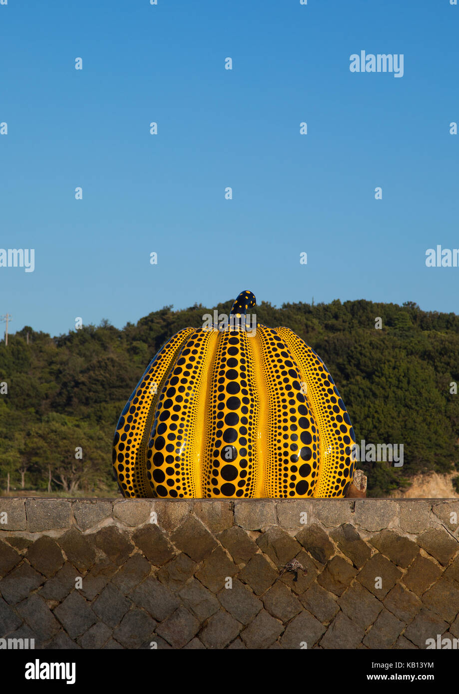 Zucca gialla da Yayoi Kusama sul molo sul mare, seto Inland Sea, naoshima, Giappone Foto Stock