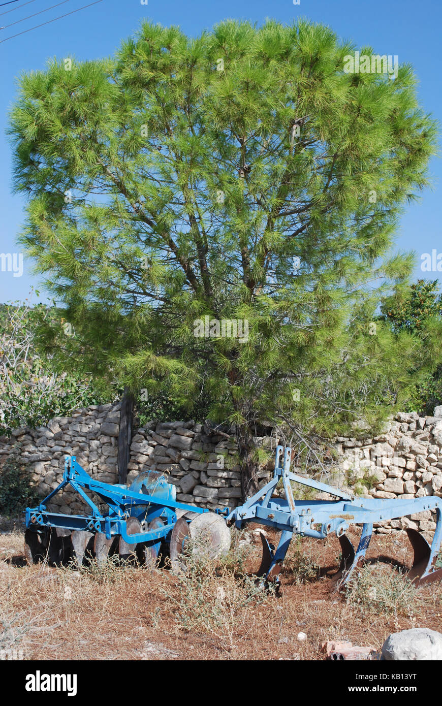Vecchie macchine agricole in Agios Thomas, un piccolo villaggio di montagna di Cipro Foto Stock