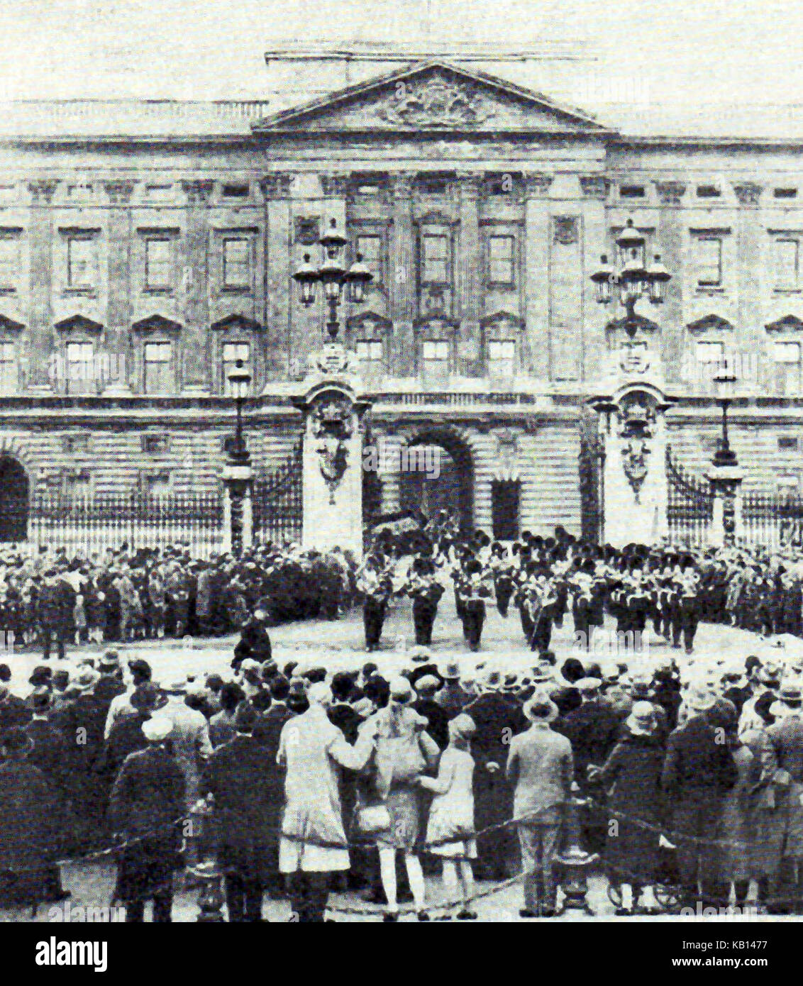 1932 - Cambio della guardia (led dalla banda del reggimento) a Buckingham Palace, casa del British Queen Foto Stock