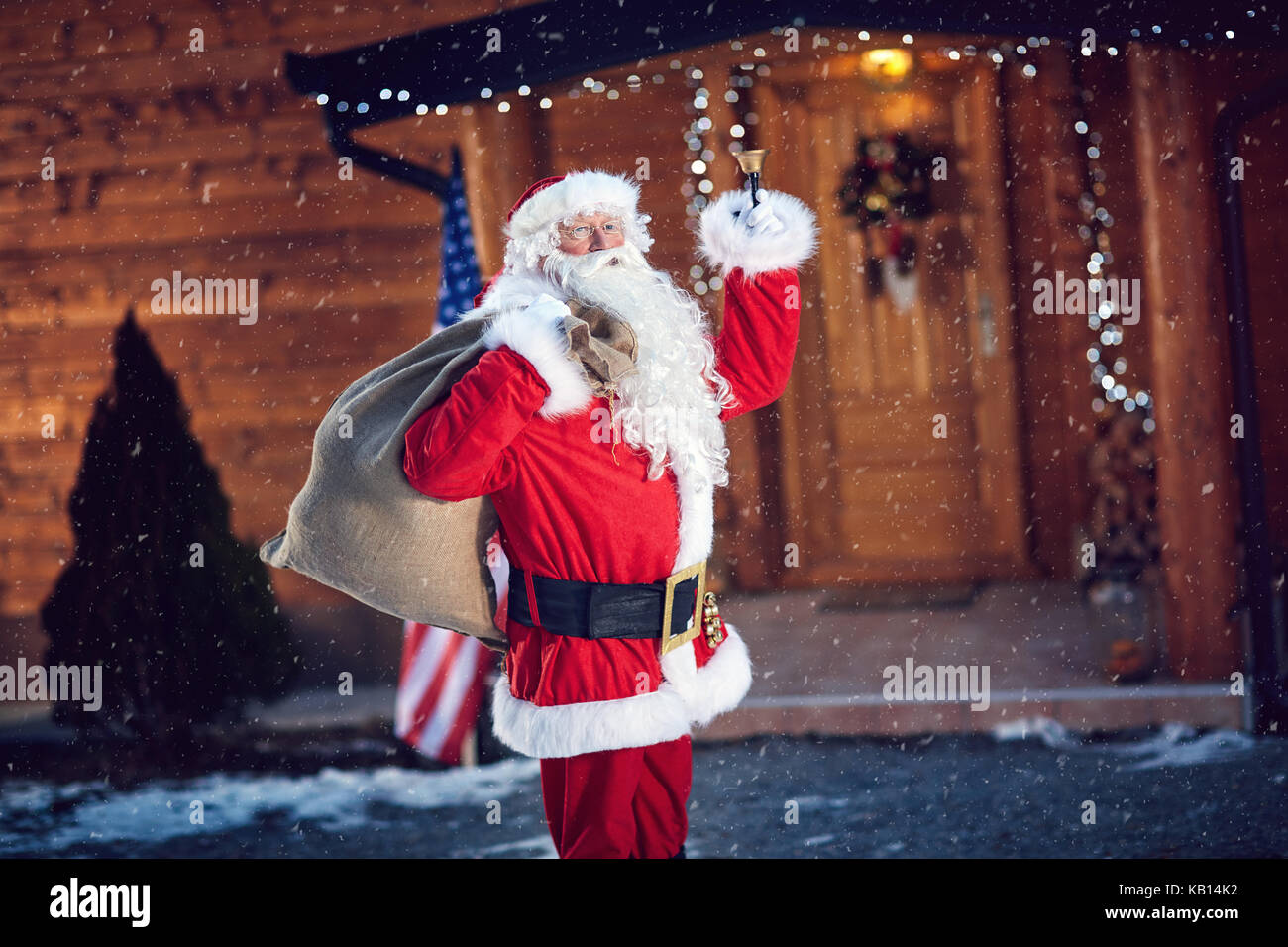 Santa Claus tenendo la sua borsa e squilla una campana è tempo di Natale Foto Stock