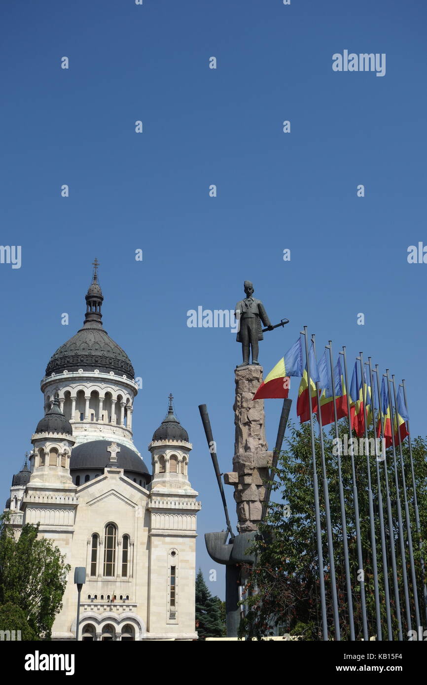 La statua di Avram Iancu circondato da bandiere rumeno vicino la cattedrale ortodossa di Cluj Napoca Foto Stock