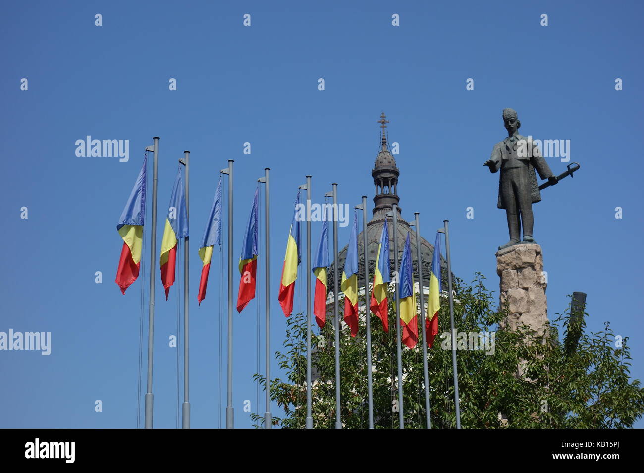 La statua di Avram Iancu circondato da bandiere rumeno vicino la cattedrale ortodossa di Cluj Napoca Foto Stock