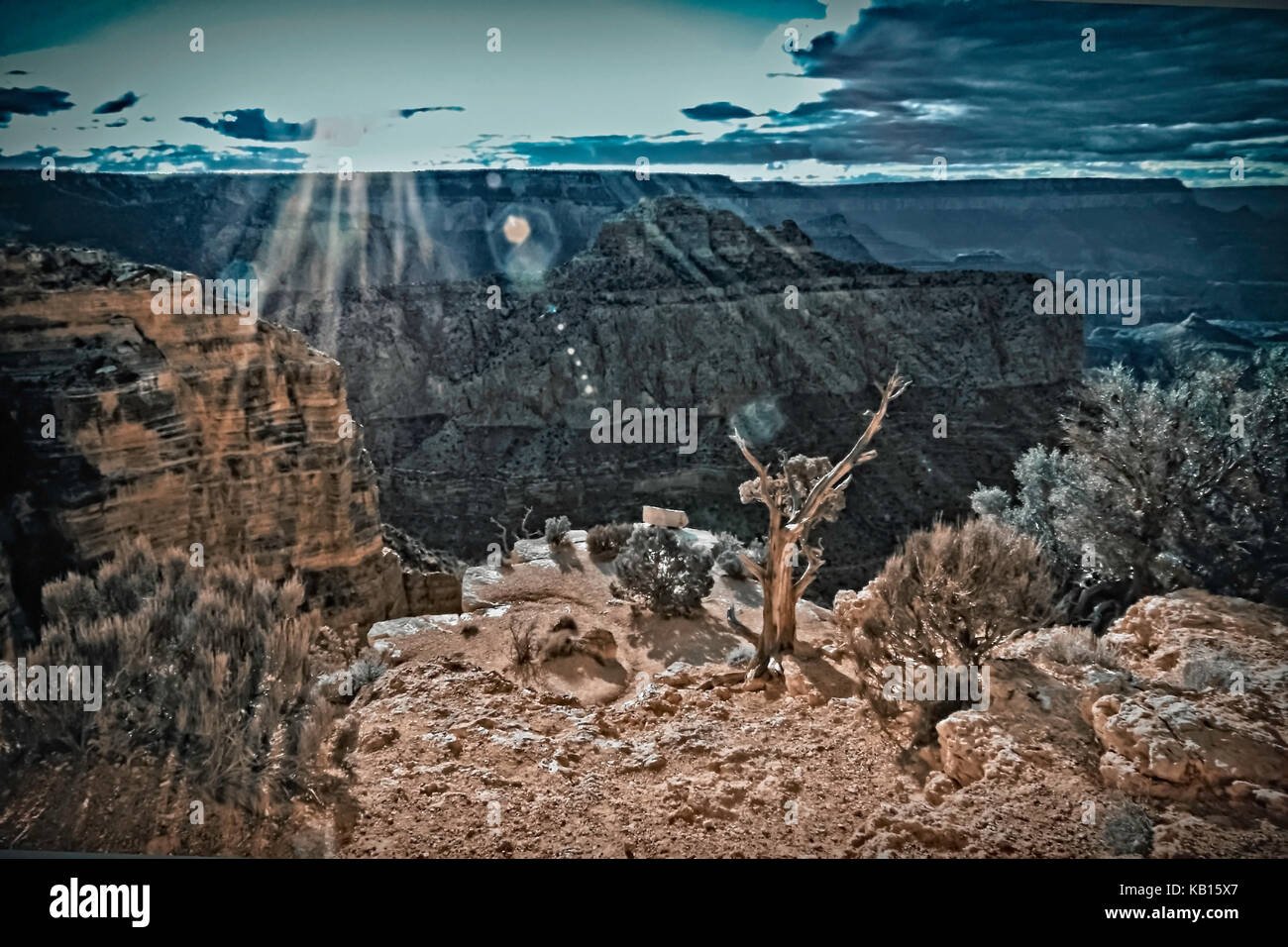 La sera i raggi di sole oltre il Grand Canyon in Arizona creando uno scenario spirituale e umore per la meditazione. Foto Stock