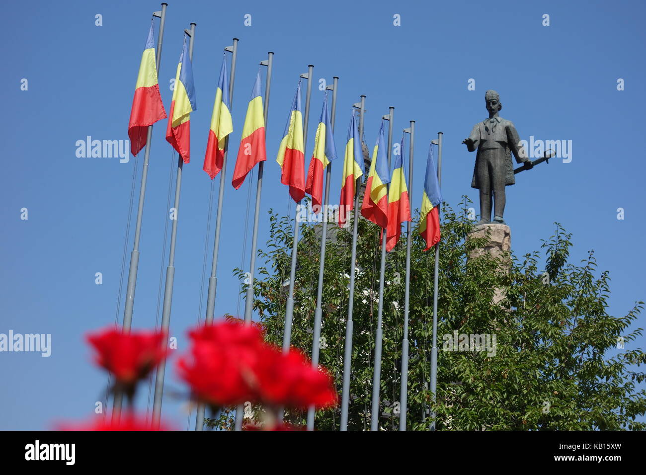 La statua di Avram Iancu circondato da bandiere rumeno vicino la cattedrale ortodossa di Cluj Napoca Foto Stock