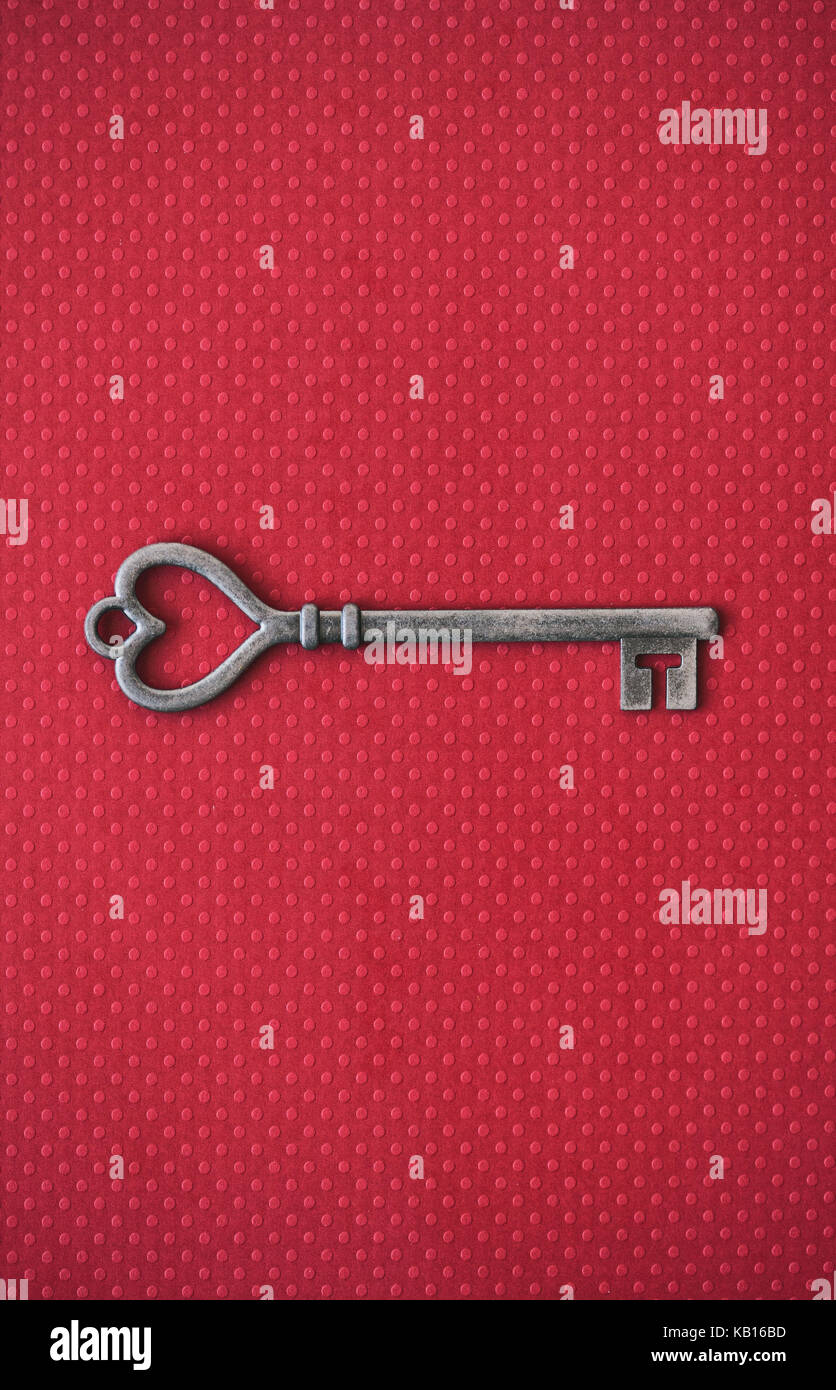 Vecchia chiave in metallo con a forma di cuore ad estremità. Foto Stock