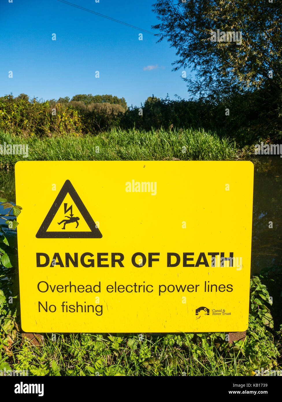 Pericolo di morte elettrodotti aerei segno, fiume kennet Nr Reading, Berkshire, Inghilterra Foto Stock