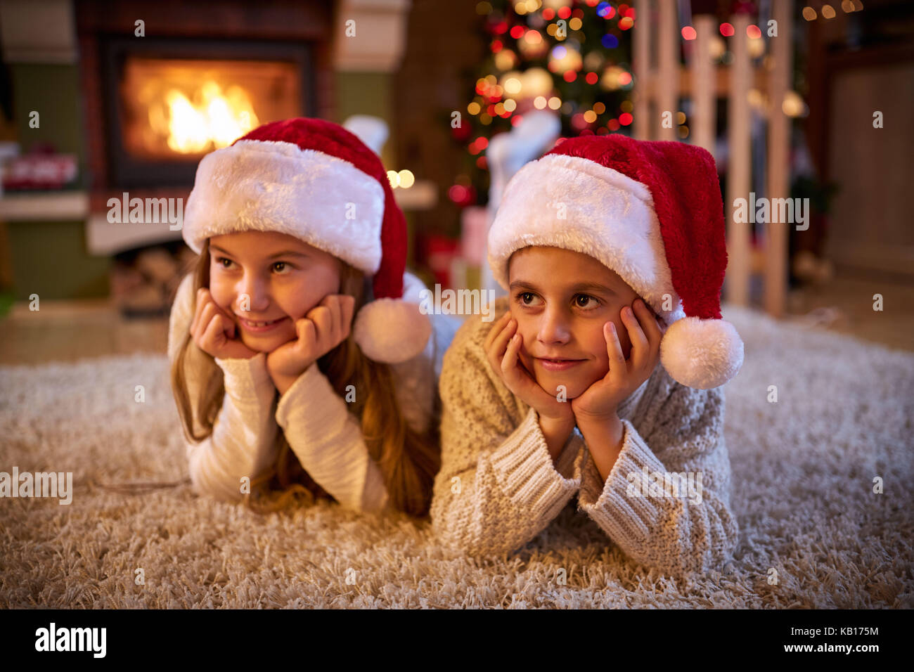 I bambini in attesa di santa claus alla vigilia di Natale Foto Stock