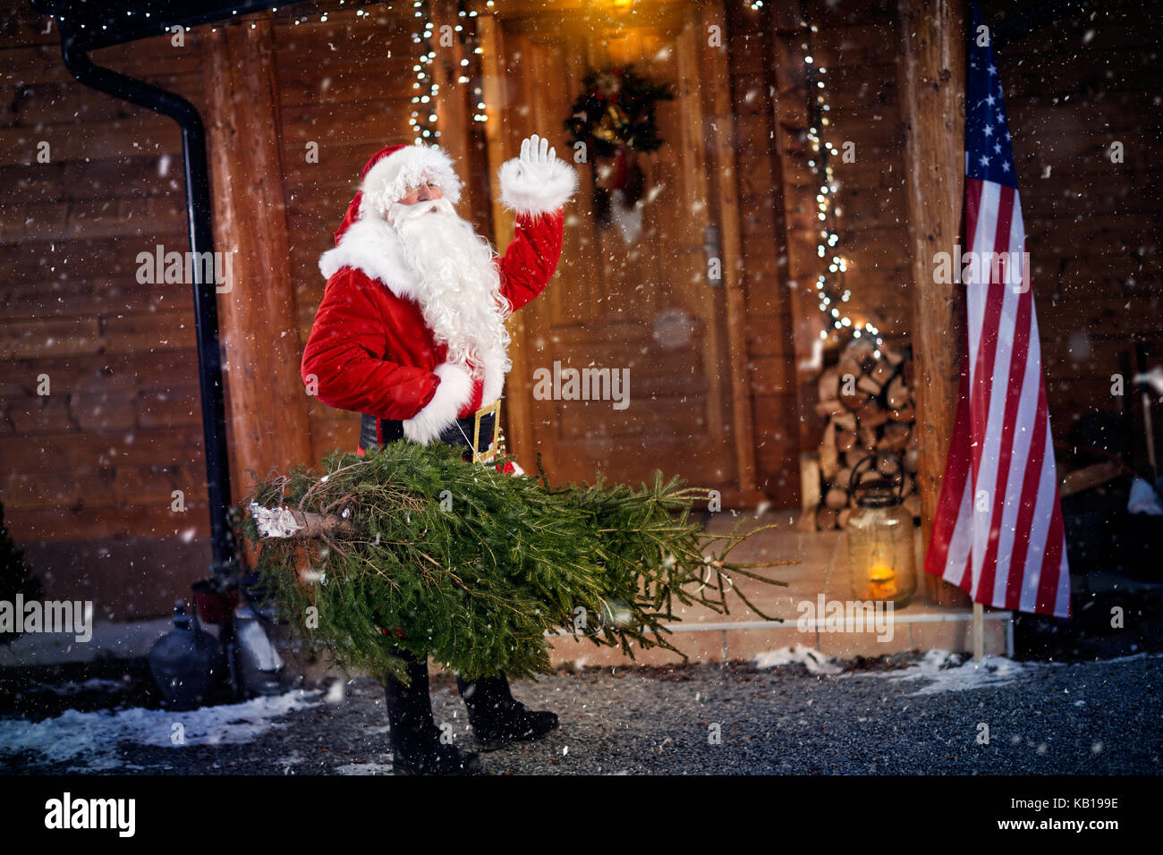 Babbo Natale con albero di natale davanti a casa Foto Stock