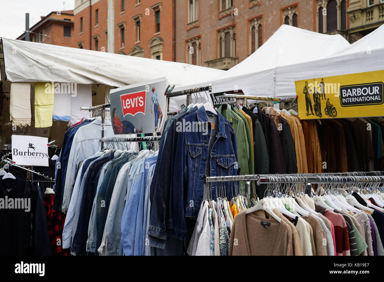 Una vista generale del finto merce di marca in un mercato di Bologna. da una serie di foto di viaggio in Italia. photo Data: venerdì, 15 settembre 2017. ph Foto Stock