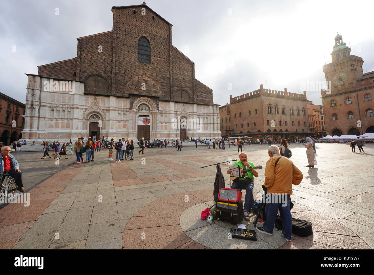 Una vista generale di un suonatore ambulante sulla piazza maggiore con la basilica di San Petronio a Bologna una serie di foto di viaggio in Italia. data foto: f Foto Stock