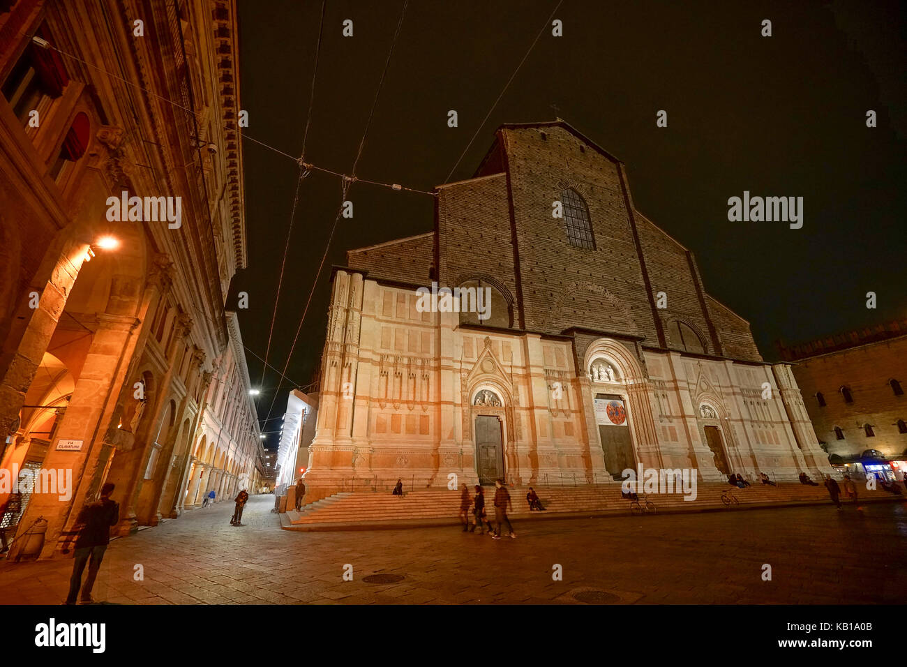 Una vista notturna di piazza maggiore con la basilica di San Petronio a Bologna una serie di foto di viaggio in Italia. photo Data: venerdì, ECCETTO PONTI Foto Stock