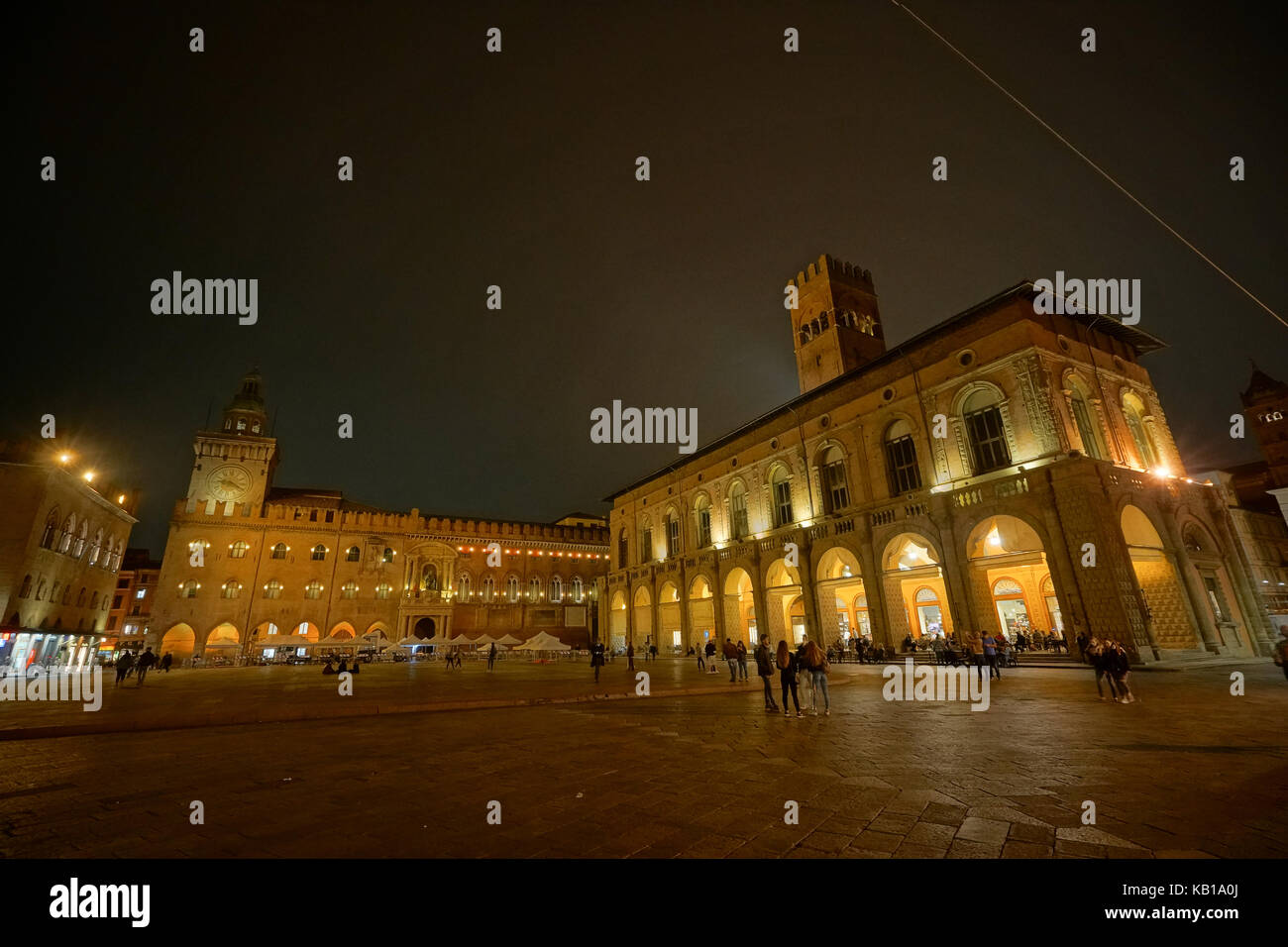 Una vista notturna di piazza Maggiore a Bologna una serie di foto di viaggio in Italia. photo Data: venerdì, 15 settembre 2017. Foto di credito dovrebbe r Foto Stock