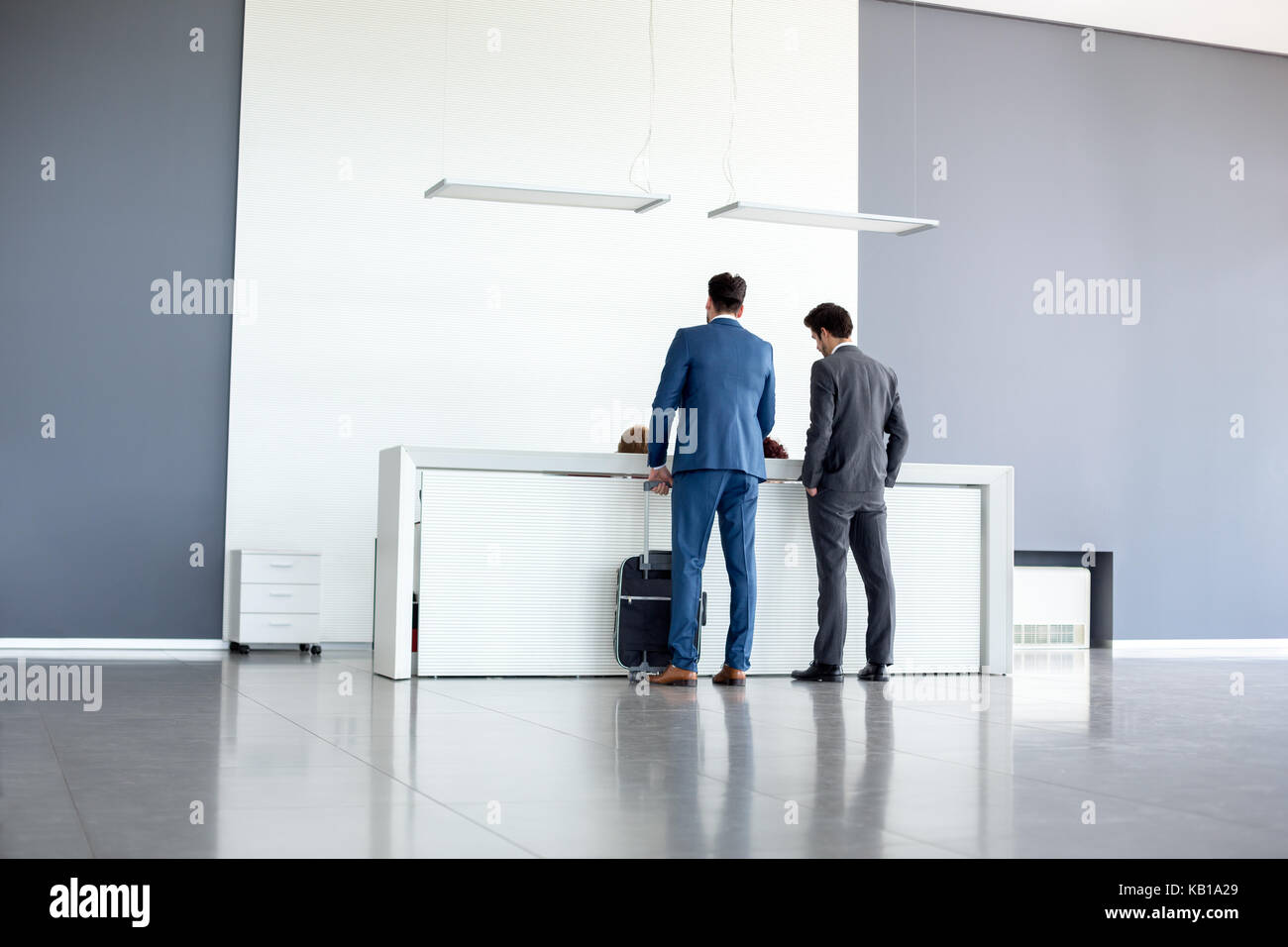 I giovani imprenditori di check in aeroporto presso la reception Foto Stock